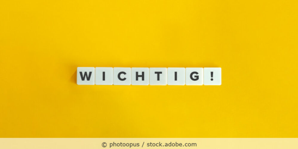 Das Wort wichtig! geschrieben mit Buchstabenwürfeln auf gelbem Hintergrund.