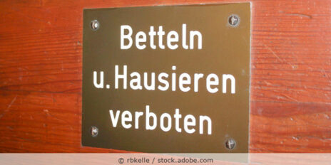 Hinweisschild an einer Haustür mit dem Satz „Betteln u. Hausieren verboten“.