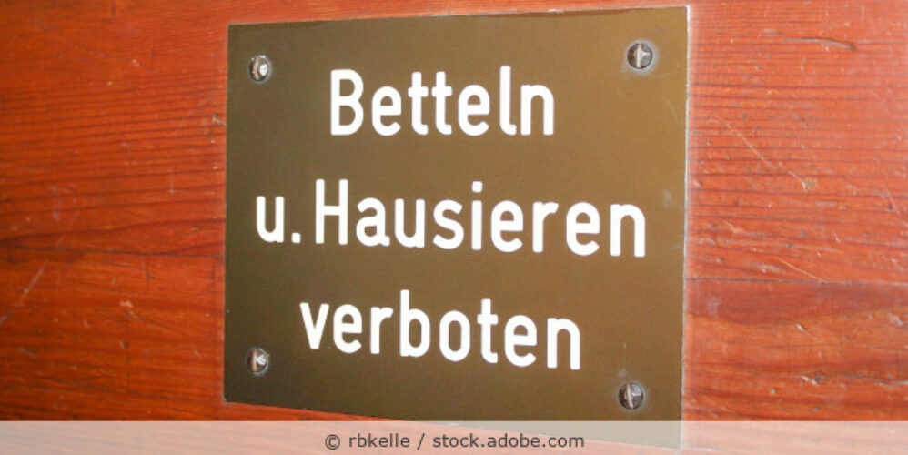 Hinweisschild an einer Haustür mit dem Satz „Betteln u. Hausieren verboten“.