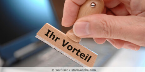 Stempel "Ihr Vorteil" in der Hand einer Frau