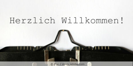 Mit der Schreibmaschine geschriebenes "Herzlich Willkommen!"