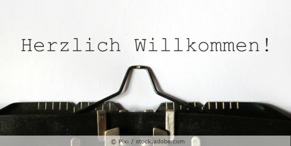 Mit der Schreibmaschine geschriebenes "Herzlich Willkommen!"