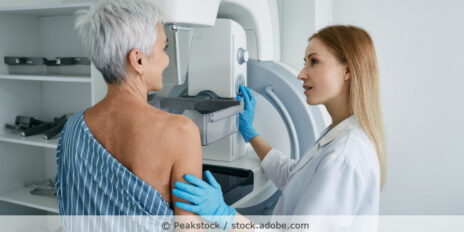 Ältere Frau bei einer Mammografieuntersuchung im Krankenhaus mit medizinischem Fachpersonal.
