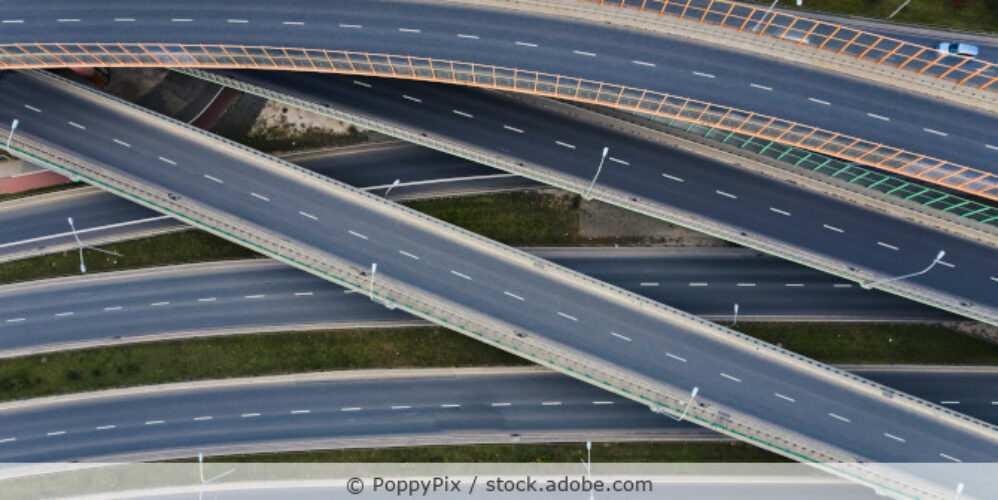 Blick aus der Vogelperspektive auf mehrere Straßen, die parallel und teilweise übereinander verlaufen.