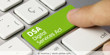 Tastatur auf der das Wort DSA Digital Services Act als Taste (Illustration) eingefügt wurde.
