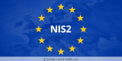 Das Wort NIS2 umgeben von einem Kreis aus gelben Sternen und im Hintergrund in Blau eine Karte der EU.