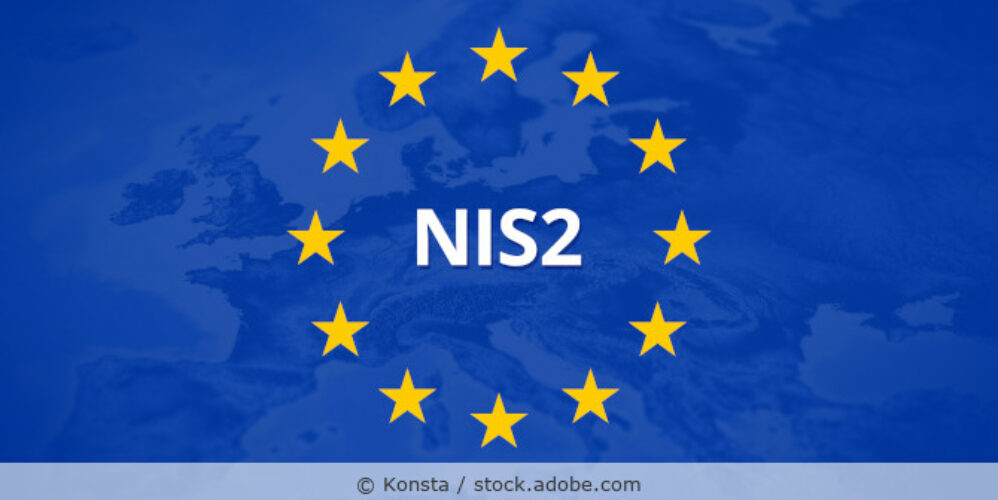 Das Wort NIS2 umgeben von einem Kreis aus gelben Sternen und im Hintergrund in Blau eine Karte der EU.