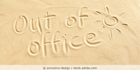 Out of office steht in den Sand geschrieben mit einer Sonne.