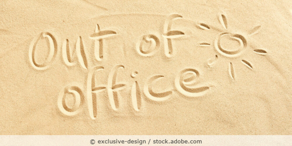 Out of office steht in den Sand geschrieben mit einer Sonne.