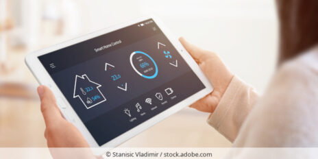 Frau bedient mit Tablet Smart Home System.