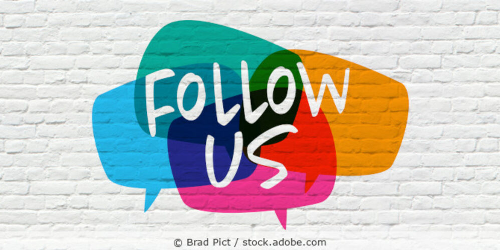 Die Worte „Follow us“ in weißer Schrift vor bunten Sprechblasen.