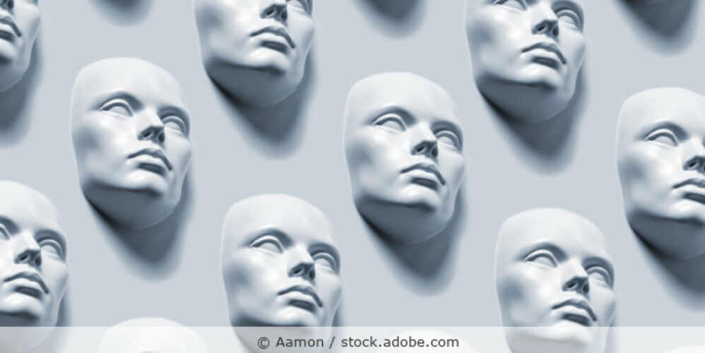 Anonyme weißer Gesichtsmasken in einer Kunstausstellung