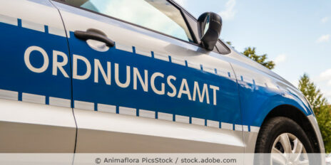 Seitenansicht eines Pkw mit der Aufschrift Ordnungsamt.