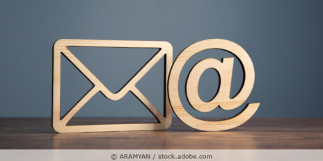 Symbole für Briefumschlag und E-Mail-Adresse.