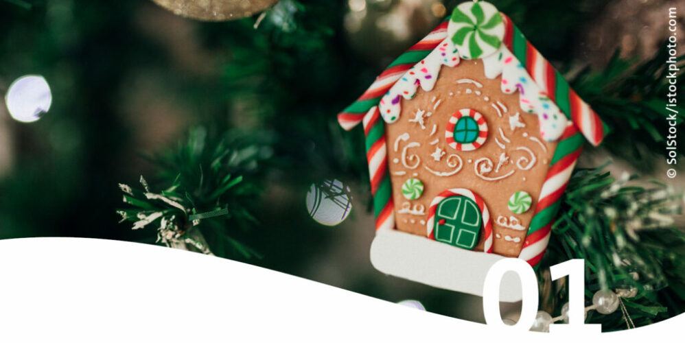 Christbaumanhänger Lebkuchenhaus im Vordergrund die Zahl 1