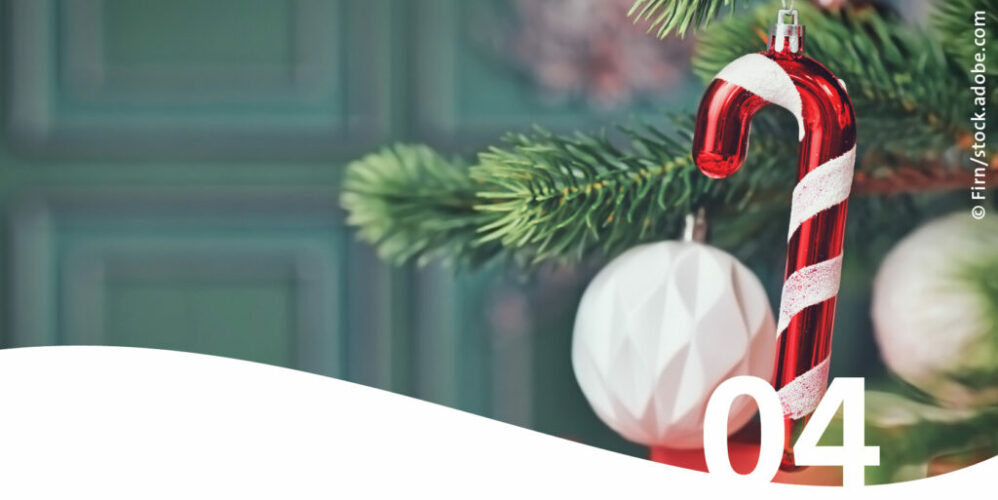Weihnachtsbaum Anhänger rot-weiße Zuckerstange im Vordergrund die Zahl 4