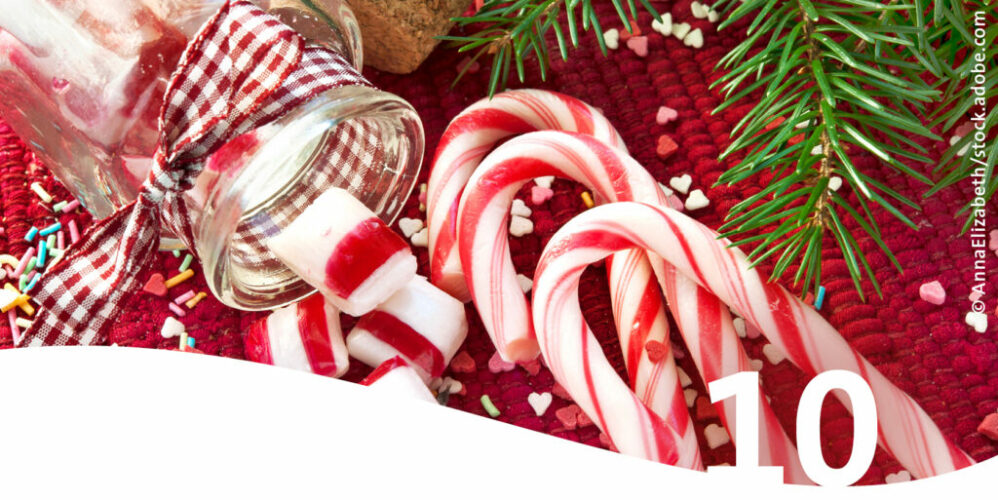 Weihnachtliche Zuckerstangen im Vordergrund die Zahl 10