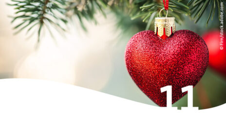 Weihnachtsbaumanhänger rotes glitzerndes Herz im Vordergrund die Zahl 11