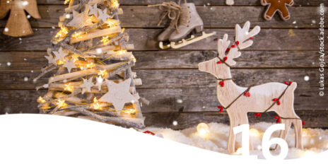 Rustikale Weihnachtsdekoration ein Tannenbaum aus Stöckern und ein Holzelch im Vordergrund die Zahl 16