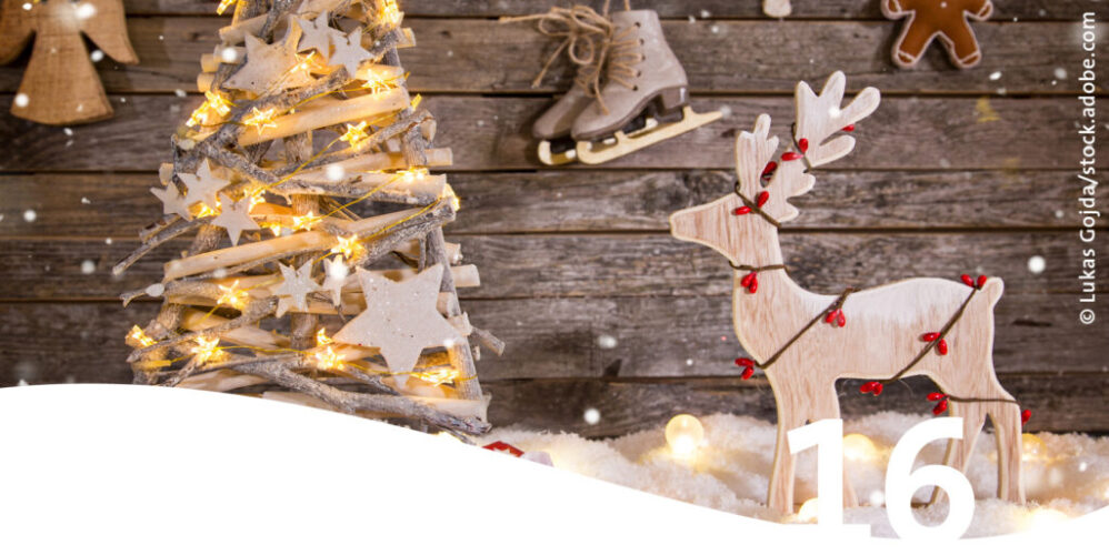 Rustikale Weihnachtsdekoration ein Tannenbaum aus Stöckern und ein Holzelch im Vordergrund die Zahl 16