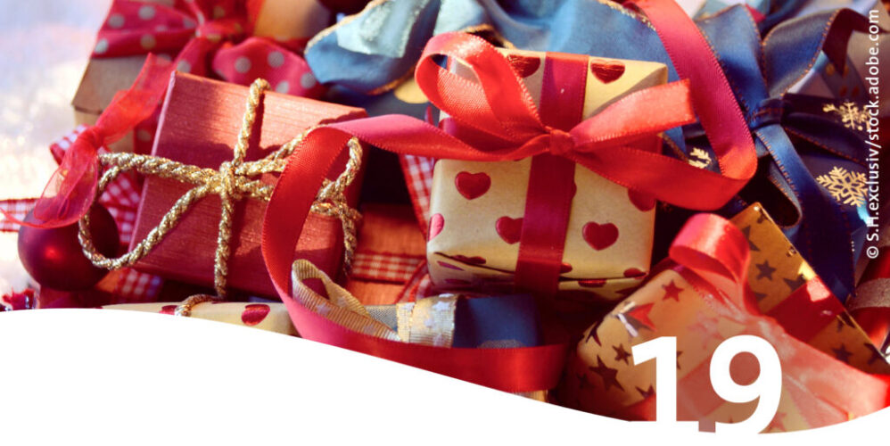 Kleine bunter Weihnachtsgeschenke im Vordergrund die Zahl 19
