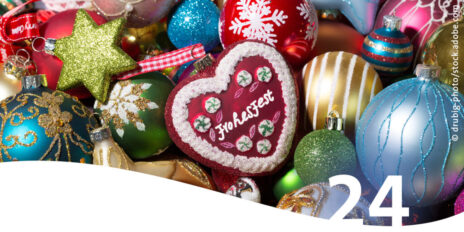 Nahaufnahme bunte Weihnachtskugeln mit Schriftzug Frohes Fest im Vordergrund die Zahl 24