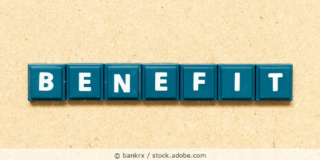 Das Wort Benefit mit Buchstaben aus einer Tastatur gelegt.