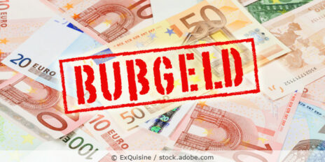 Verschiedene Euroscheine und das Wort Bußgeld in roter Schrift.
