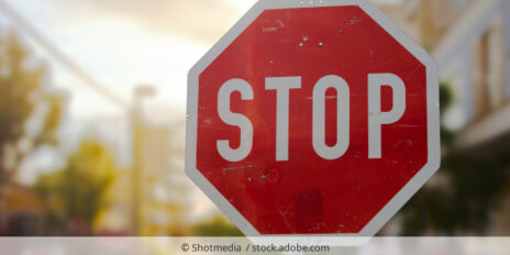 Stoppschild an einer Straße.