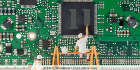 Umstellung auf Windows 11 als Illustration mit kleinen Figuren, die an einer Platine arbeiten.