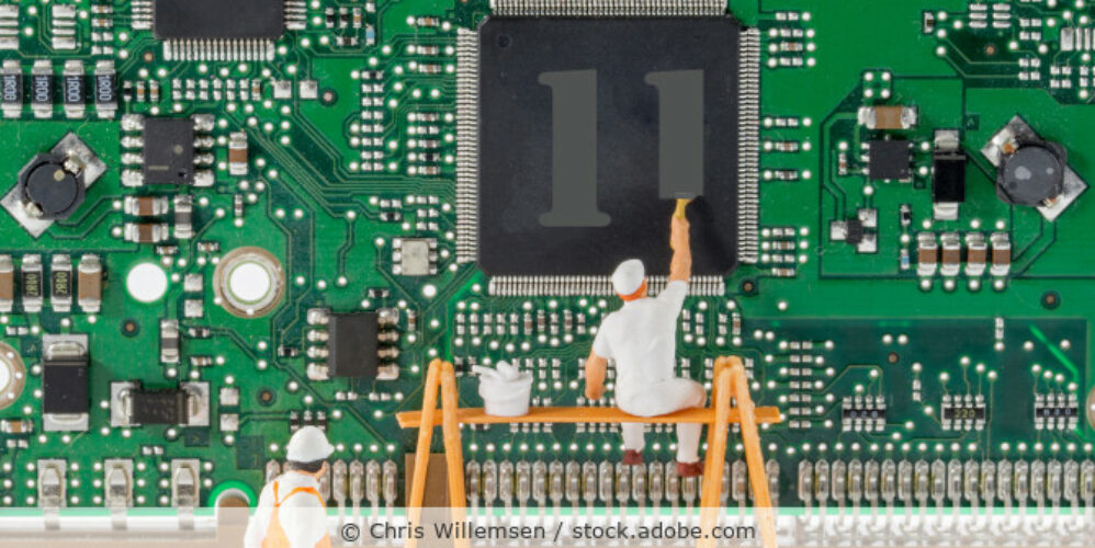 Umstellung auf Windows 11 als Illustration mit kleinen Figuren, die an einer Platine arbeiten.