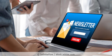 Frau arbeitet an einem Laptop; auf dem Desktop ist eine Newsletteranmeldung zu sehen.