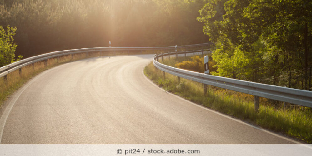 Landstraße im Gegenlicht