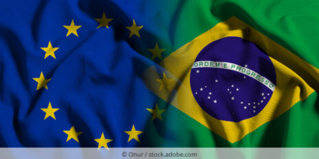 Flags of EU and Brazil / Flaggen von EU und Brasilien nebeneinander.