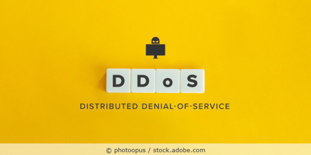 Distributed Denial-of-Service (DDoS) als Buchstaben auf gelbem Hintergrund.