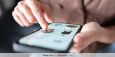 Frau nutzt Smartphone zum Online Shopping.