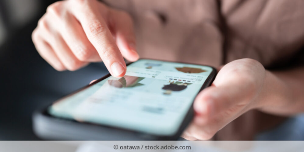 Frau nutzt Smartphone zum Online Shopping.