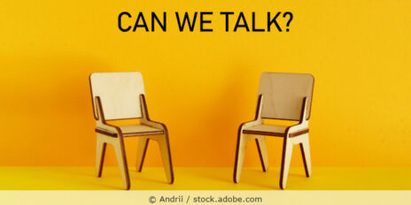 Zwei kleine Holzstühle vor gelbem Hintergrund und dem Text „Can we talk?“.
