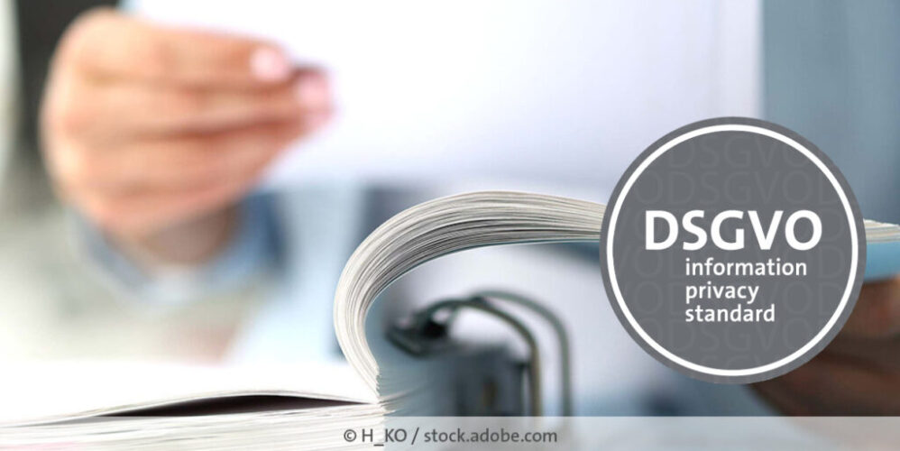 Eine Hand nimmt ein Dokument aus einem aufgeschlagenen Ordner, im Vordergrund ist das „DSGVO – information privacy standard“-Siegel