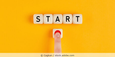 Start ist in Buchstaben auf gelbem Hintergrund, ein Finger drückt symbolisch den Startknopf.