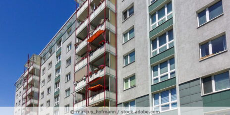 Blick auf die Fassade eines Mehrfamilienhauses.