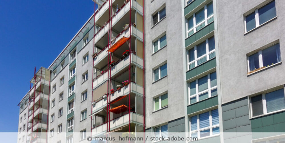 Blick auf die Fassade eines Mehrfamilienhauses.