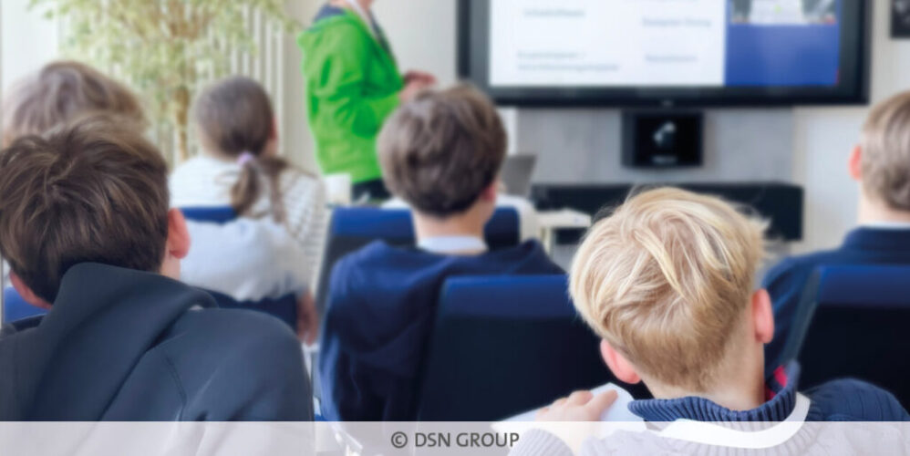 Kinder bei einem Vortrag im Rahmen des Zukunftstages der DSN GROUP.