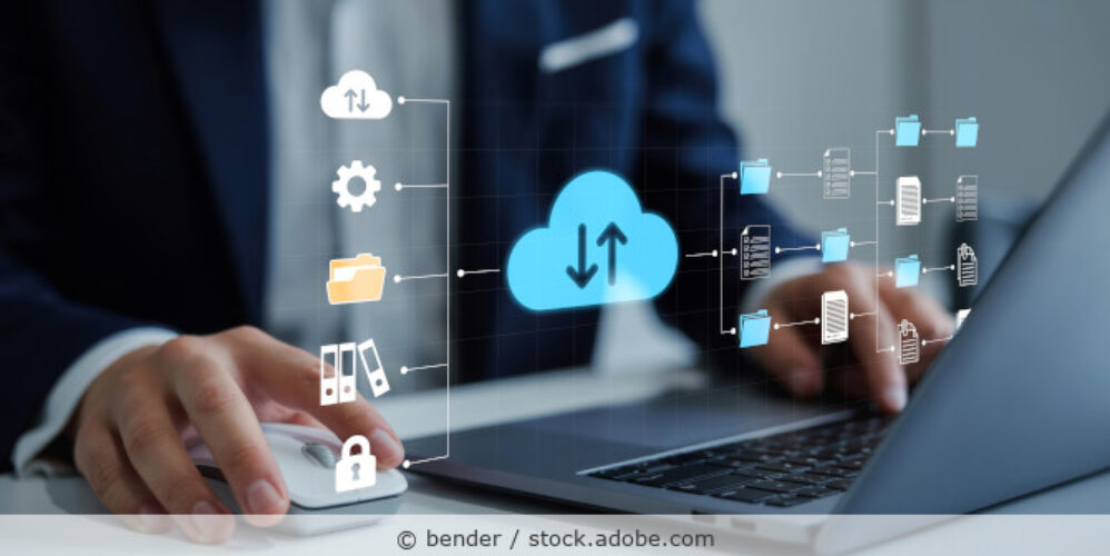Illustration zum Informationsaustausch über eine Cloud, Person mit Laptop im Hintergrund.