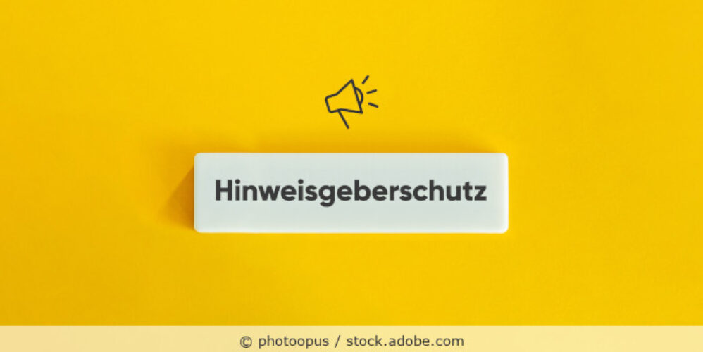Das Wort Hinweisgeber mit dem Symbol Pfeife auf gelbem Hintergrund.