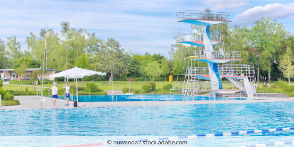 Freibad Schwimmbecken mit Springturm.